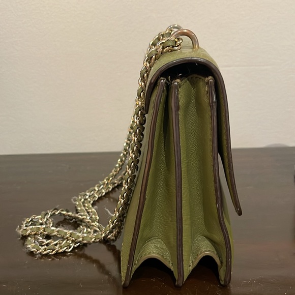 A cute Tory Burch Robinson convertible bag - Picture 3 of 16